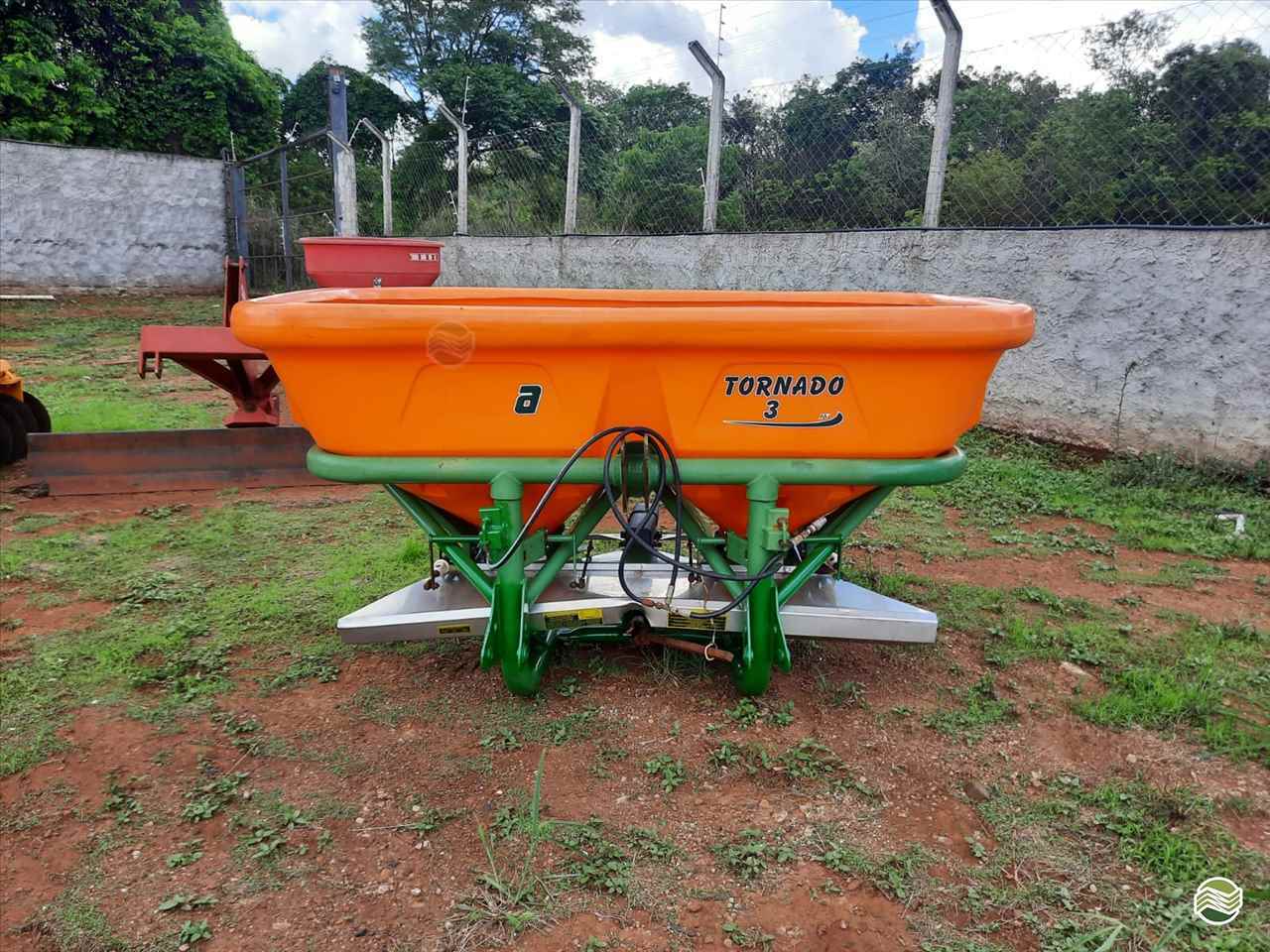IMPLEMENTOS AGRICOLAS DISTRIBUIDOR FERTILIZANTES E SEMENTES DISCO DUPLO Marcão Tratores UBERABA MINAS GERAIS MG
